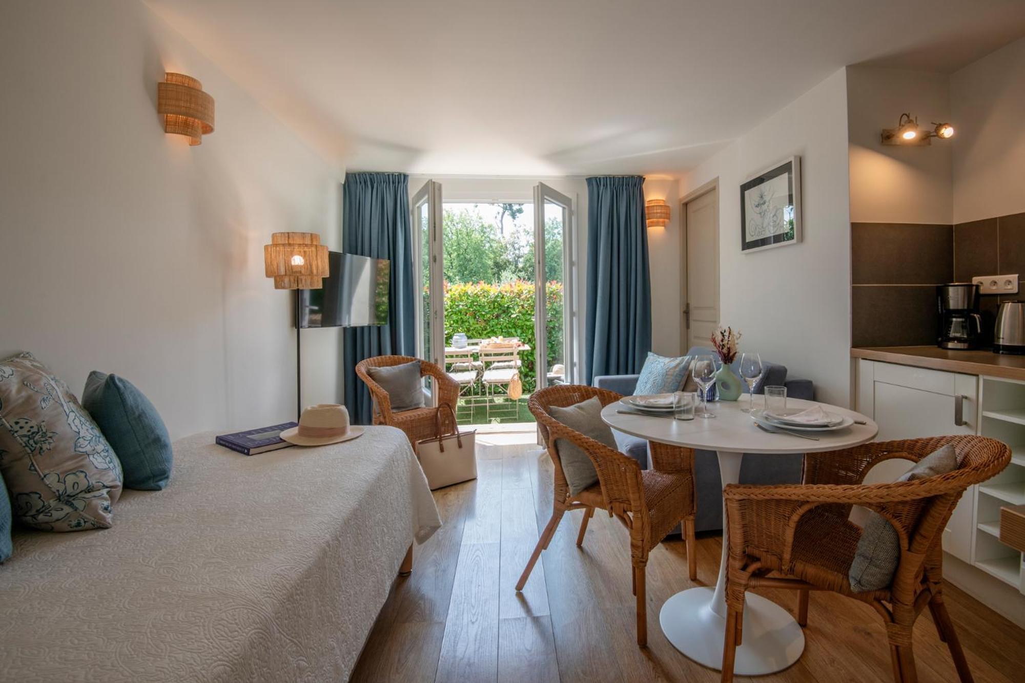 Hotel Les Messugues Σαιν-Πολ-ντε-Βανς Εξωτερικό φωτογραφία